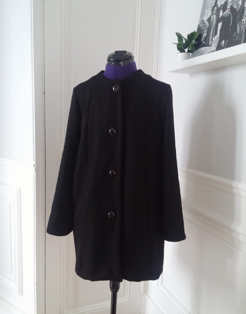 manteau en laine sur mannequin