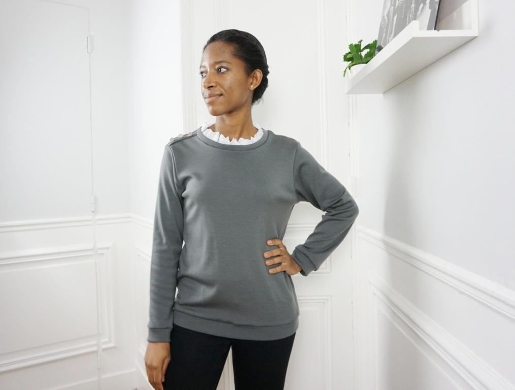 sweat col brodé sur modèle