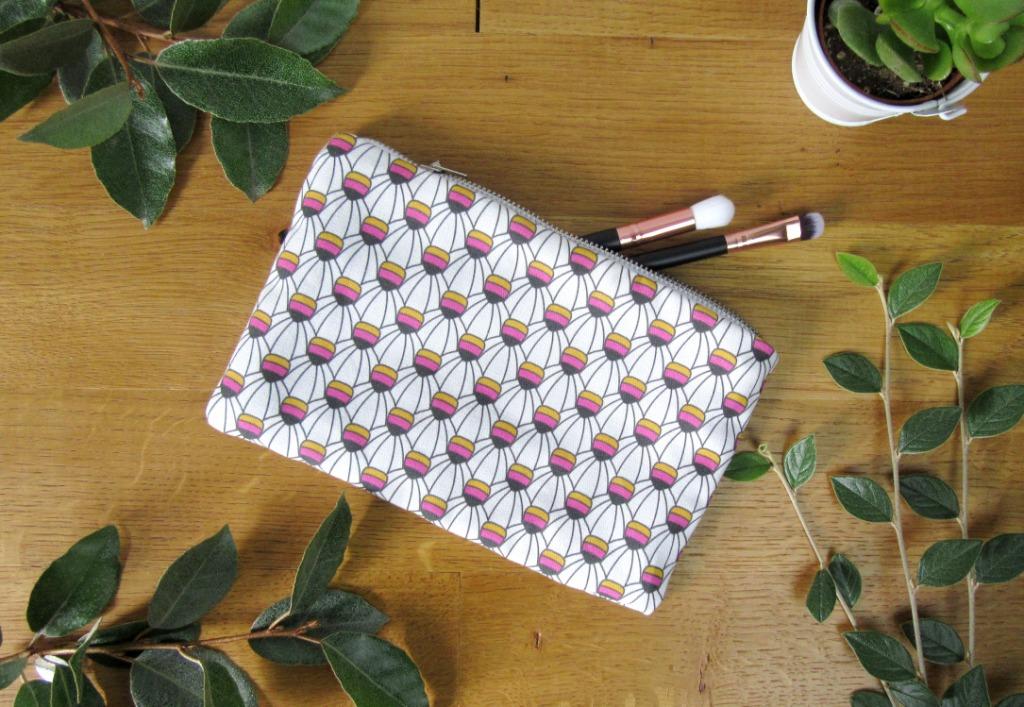 DIY] Pimper une pochette en tissu avec des feutres textiles, Les Petits  Riens