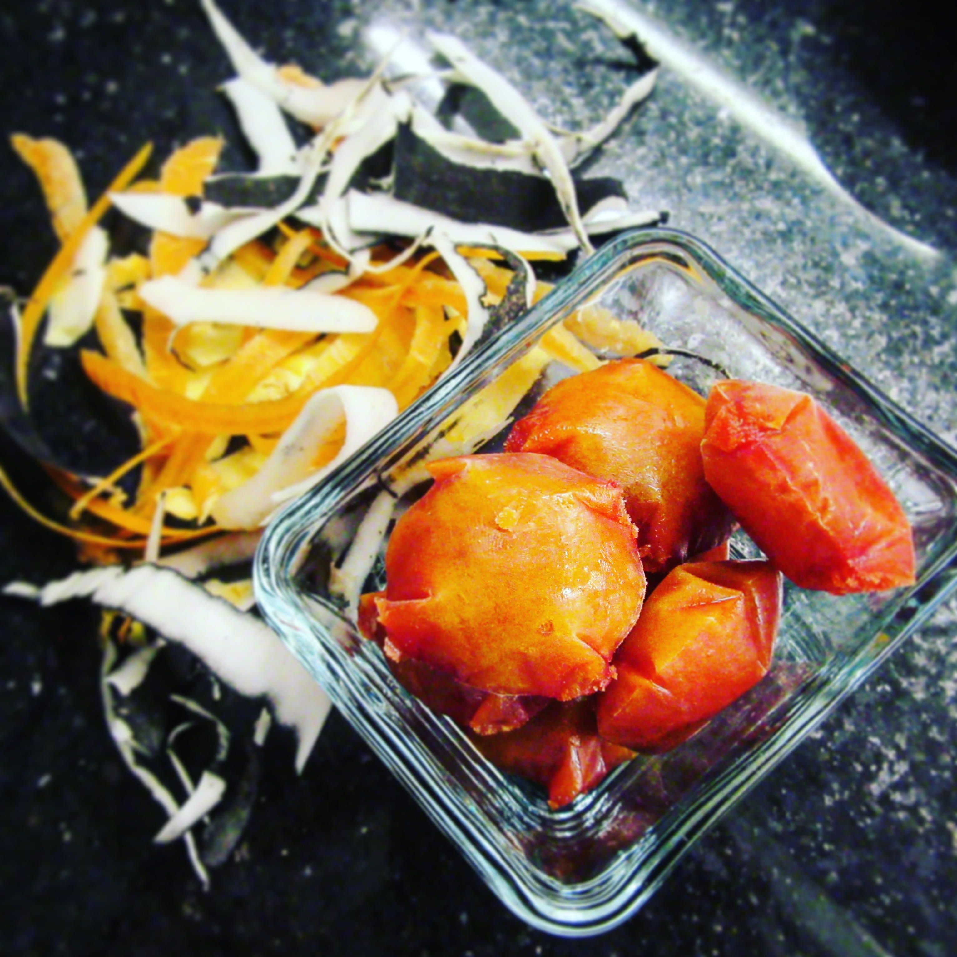 Bouillon de légumes maison à partir d'épluchures et de fanes