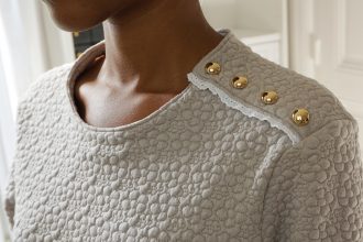 Sweat avec une fausse patte de boutonnage et de la broderie