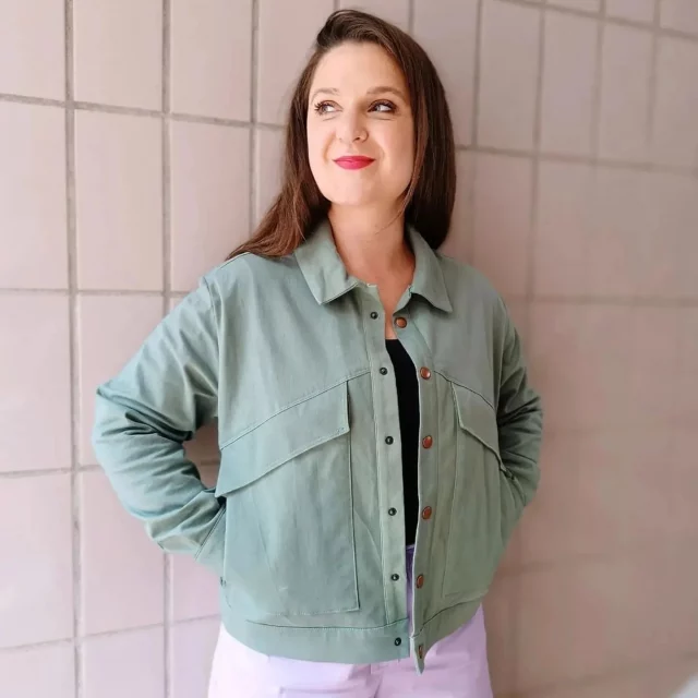 La veste Mirage porte bien son nom puisqu'elle est incroyablement fonctionnelle avec ses poches trompe-l'œil 👀

Merci à @morganepenelope pour sa version couleur verveine 🤩

🇬🇧 The Mirage jacket lives up to its name as it's incredibly functional with trompe-l'oeil pockets 👀

Thanks to @morganepenelope for her verbena-colored version 🤩

#leslubiesdecadia #LLDCmirage #coudreuneveste #sewingfashionista #sewingproject #couturetherapie  #sewingdiy #costura #passioncouture #coutureaddict