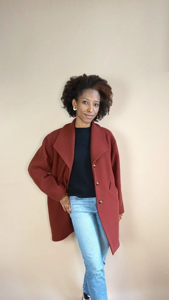 ✨ Nouveau patron // New pattern✨
Le manteau Linea est enfin disponible ! Je suis ravie de vous présenter ce patron que j’ai conçu avec soin pour allier style et confort. Avec sa coupe large, son col généreux et ses poches sophistiquées, le manteau Linea est pensé pour vous accompagner dans chacune de vos sorties hivernales avec élégance. Entièrement doublé et d’une longueur juste au-dessus des genoux, il est parfait pour affronter l’hiver avec style ! ❄️

🎁 OFFRE DE LANCEMENT 🎁 Jusqu'au jeudi 14 novembre (22h, heure de Paris), la livraison est offerte en point relais dès 35€ d'achat en France métropolitaine, et dès 45€ d'achat en Belgique et au Luxembourg.

Prêtes à coudre votre manteau Linea ? Le patron est disponible du 34 au 52 en version papier et PDF sur ma boutique (lien dans ma bio) !

Belle journée 🌞

🇬🇧 The Linea coat is finally available! I'm delighted to present this pattern, which I've carefully designed to combine style and comfort. With its wide cut, generous collar and sophisticated pockets, the Linea coat is designed to take you through every winter outing with grace. Fully lined and just above the knee in length, it's perfect for facing winter with style! ❄️

🎁 LAUNCH OFFER 🎁 Until Thursday, November 14 (10pm, Paris time ), delivery is offered in relay points from €35 purchase in mainland France, and from €45 purchase in Belgium and Luxembourg.
Ready to sew your Linea coat? The pattern is available from 34 to 52 in paper and PDF versions on my online store (link in my bio)!

Have a nice day 🌞

#LLDClinea #coudreunmanteau #coudrepourlhiver #diycouture #sewinglove #sewingfashionista #sewingpattern #faitparmesdixdoigts #couturefashion #instacostura #letssew #tissumarket