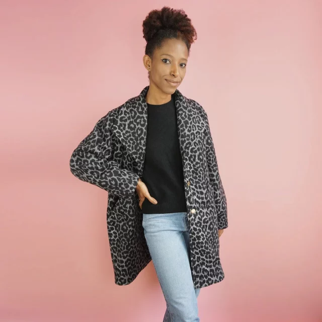 ✨ Une version audacieuse pour le manteau Linea ✨

Je vous présente ma toute nouvelle interprétation du manteau Linea, cette fois dans un magnifique lainage à motif léopard 🐆 trouvé chez @tissumarket

Le motif léopard apporte une touche de caractère unique à ce manteau, tout en mettant en valeur ses lignes modernes et intemporelles. C’est la preuve qu’avec Linea, tout est possible : du chic sobre à l’audace assumée ! 🎨

Et vous, quelle version imaginez-vous pour votre manteau Linea ? Plutôt motifs sauvages ou tons classiques ? 🤔

🇬🇧 A bold version for the Linea coat! ✨
I present to you my brand-new interpretation of the Linea coat, this time in a gorgeous leopard-patterned wool 🐆 found at @tissumarket
The leopard pattern adds a unique touch of character to this coat, while highlighting its modern, timeless lines. It's proof that with Linea, anything is possible: from understated chic to boldly assumed! 🎨
And you, which version do you imagine for your Linea coat? More wild patterns or classic tones? 🤔

#LLDClinea #patrondecouture #sewingfashionista #sewinglove #coutureaddict #diycouture #jecoudsmagarderobe
