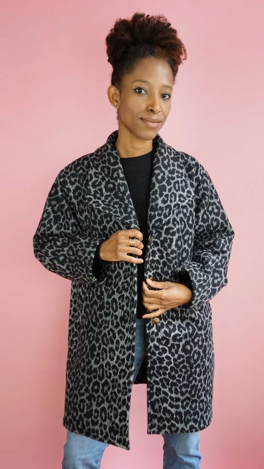 Vous voulez coudre votre propre manteau Linea ? La vidéo pas-à-pas est maintenant disponible sur ma chaîne YouTube 🎥 ! Elle vous guidera à chaque étape pour réaliser ce projet technique avec facilité. 🧵

📍 Rendez-vous sur YouTube pour tout savoir et sur ma boutique pour retrouver le patron en version papier ou PDF. Alors, prêtes à relever le défi ? 🧵✨

🇬🇧 Want to sew your own Linea coat? The step-by-step video is now available on my YouTube channel 🎥 ! It will guide you every step of the way to complete this technical project with ease. 🧵

📍 Go to YouTube to find out all about it and to my store to find the pattern in paper or PDF version. So, ready to take up the challenge? 🧵✨

#LLDClinea #sewist #sewingfashionista #couturehiver #instacouture #ootd #jefaismesvetements #sewinglover #patrondecouture