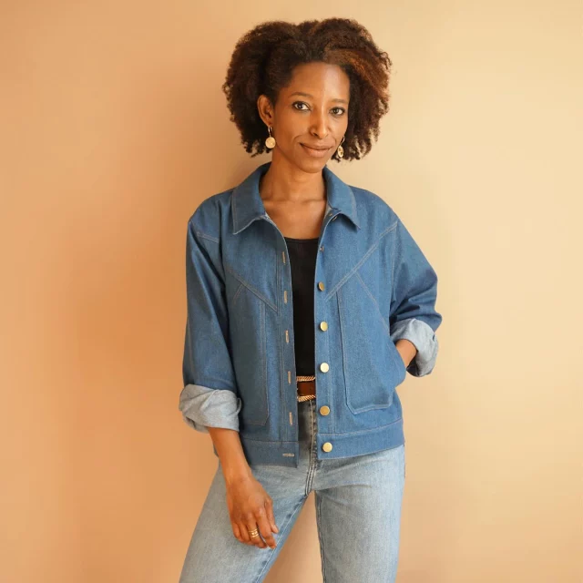 {✨ Nouveau patron // New pattern ✨}
🇫🇷 Mon nouveau patron est en ligne 🎉 Je vous présente Abysse ; le blouson en jeans qui tombe à pic pour l’arrivée des beaux jours !

Comme d’habitude, je me suis laissée guider avec des découpes épurées ❤️

Pour cette version, j’ai utilisé une toile de jean et un fil beige qui détonne !

Vous aimez ? Le patron est disponible du 34 au 52, en PDF et en pochette (lien dans ma bio) !

Bon week-end 🌞

🇬🇧 My new pattern is online 🎉 I’d like to introduce you to Abysse, the denim jacket that’s just in time for the arrival of summer!

As usual, I let myself be guided with clean cuts ❤️

For this version, I used a denim fabric and a beige thread that really stood out!

Do you like it? The pattern is available in sizes 34 to 52, in PDF and paper (link in my bio)!

Have a good weekend 🌞

#leslubiesdecadia #LLDCabysse #coudreuneveste #sewingajacket #instasew #sewingpattern #isewmyownclothes #diycouture #tissuaddict #ootd #faitparmesdixdoigts #jecoudsmagarderobe #couture